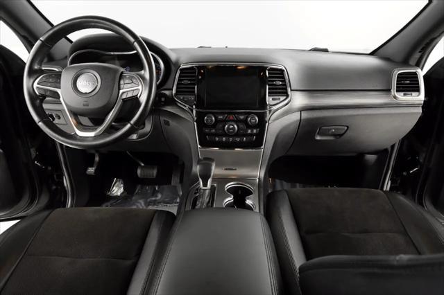 Photo of 2020 Diamond Black Crystal Pearl Jeep Grand Cherokee