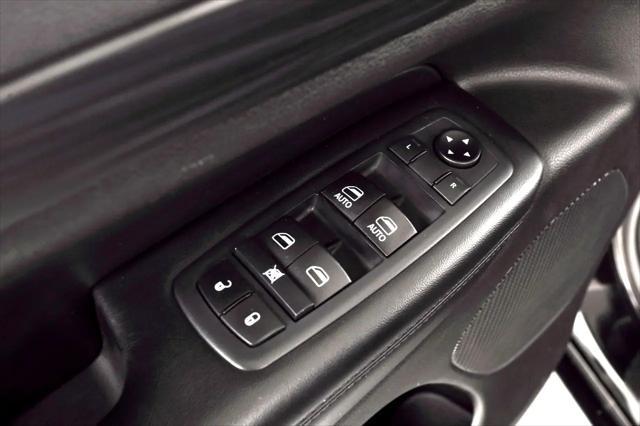 Photo of 2020 Diamond Black Crystal Pearl Jeep Grand Cherokee