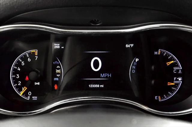 Photo of 2020 Diamond Black Crystal Pearl Jeep Grand Cherokee