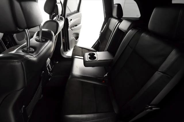 Photo of 2020 Diamond Black Crystal Pearl Jeep Grand Cherokee