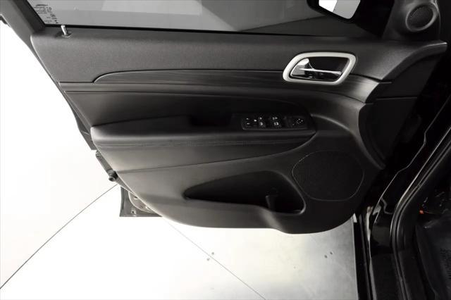 Photo of 2020 Diamond Black Crystal Pearl Jeep Grand Cherokee