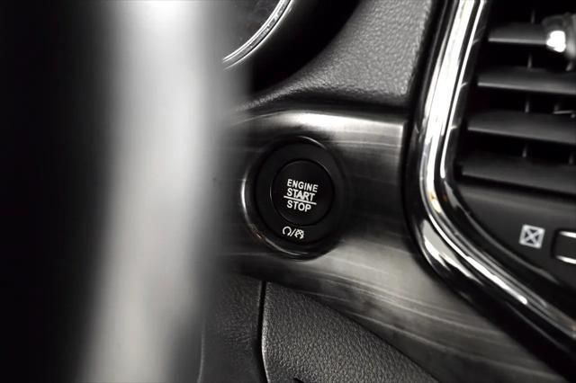 Photo of 2020 Diamond Black Crystal Pearl Jeep Grand Cherokee