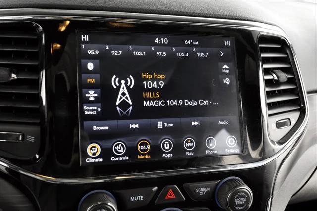 Photo of 2020 Diamond Black Crystal Pearl Jeep Grand Cherokee
