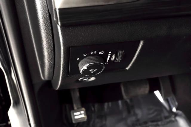 Photo of 2020 Diamond Black Crystal Pearl Jeep Grand Cherokee