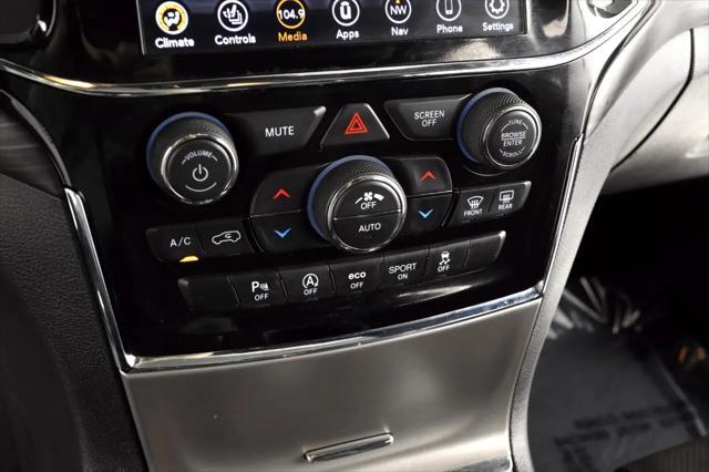 Photo of 2020 Diamond Black Crystal Pearl Jeep Grand Cherokee