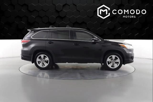 Photo of 2016 Midnight Black Metallic Toyota Highlander