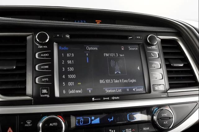 Photo of 2016 Midnight Black Metallic Toyota Highlander