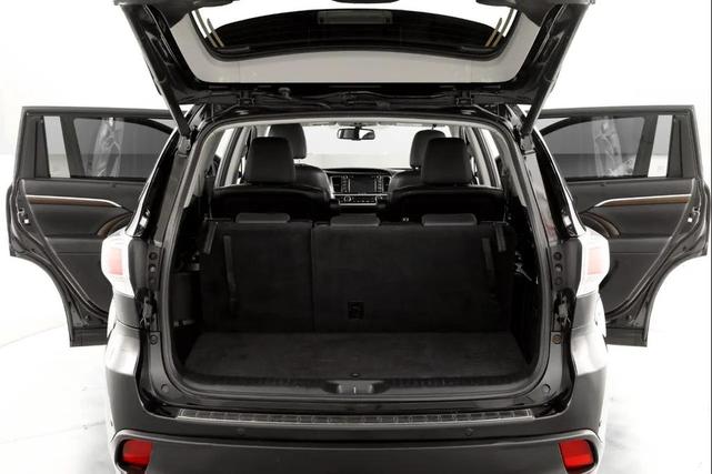 Photo of 2016 Midnight Black Metallic Toyota Highlander