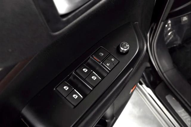 Photo of 2016 Midnight Black Metallic Toyota Highlander