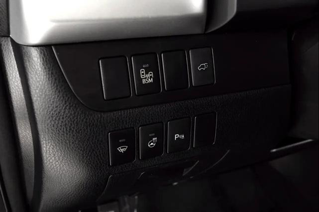 Photo of 2016 Midnight Black Metallic Toyota Highlander