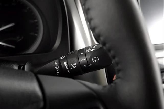 Photo of 2016 Midnight Black Metallic Toyota Highlander