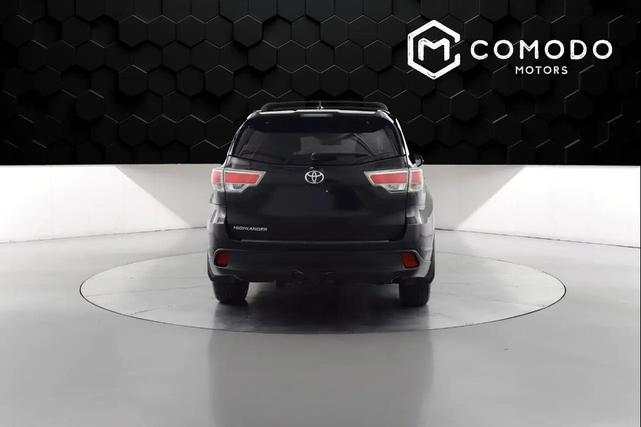 Photo of 2016 Midnight Black Metallic Toyota Highlander