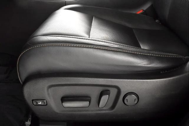 Photo of 2016 Midnight Black Metallic Toyota Highlander