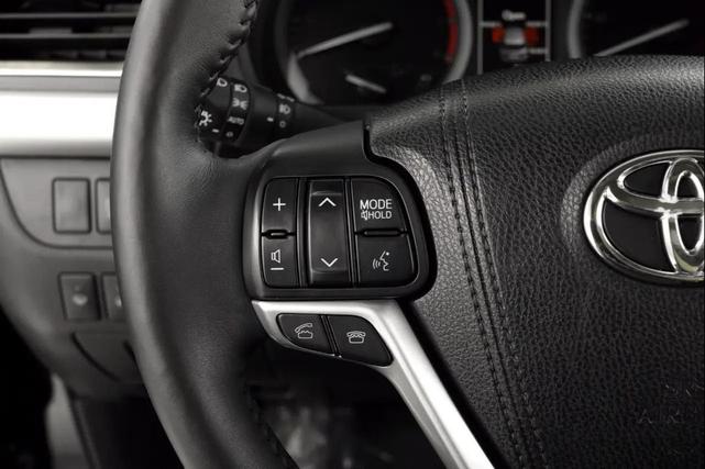 Photo of 2016 Midnight Black Metallic Toyota Highlander