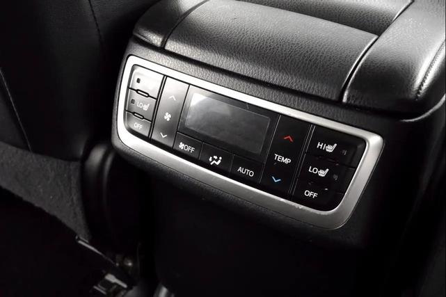 Photo of 2016 Midnight Black Metallic Toyota Highlander