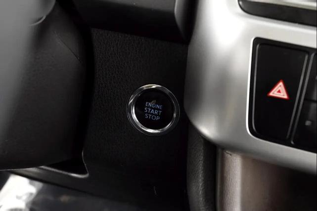 Photo of 2016 Midnight Black Metallic Toyota Highlander