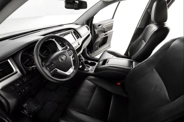 Photo of 2016 Midnight Black Metallic Toyota Highlander