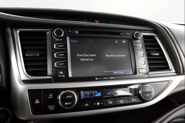 Photo of 2016 Midnight Black Metallic Toyota Highlander