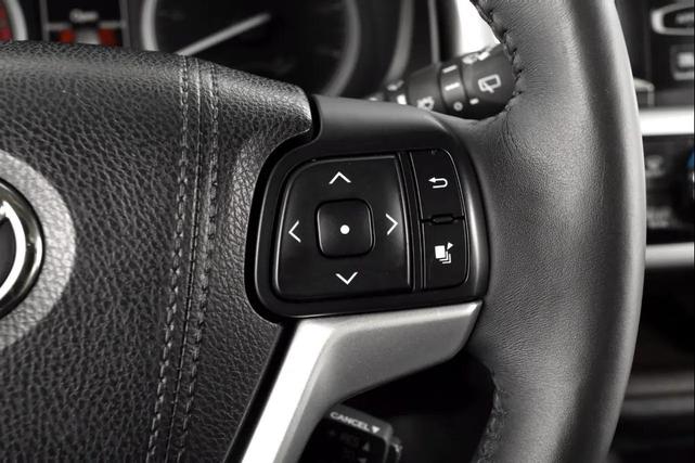 Photo of 2016 Midnight Black Metallic Toyota Highlander