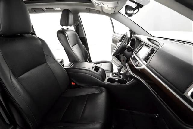 Photo of 2016 Midnight Black Metallic Toyota Highlander