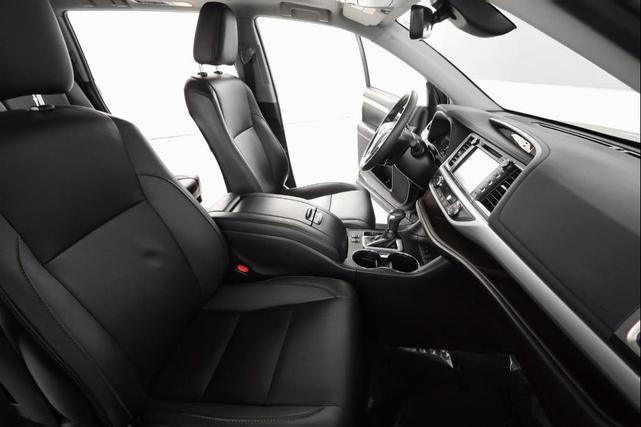 Photo of 2019 Midnight Black Metallic Toyota Highlander