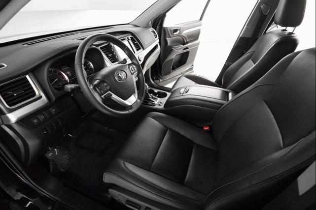 Photo of 2019 Midnight Black Metallic Toyota Highlander