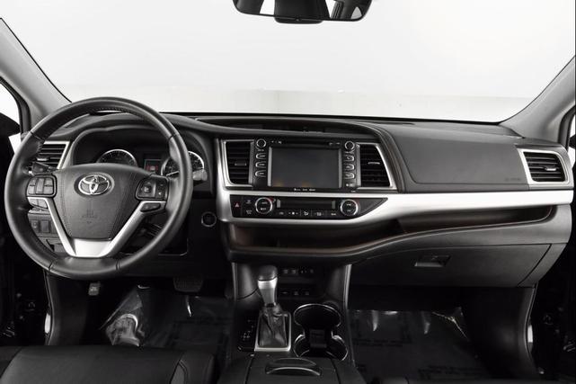 Photo of 2019 Midnight Black Metallic Toyota Highlander