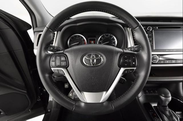 Photo of 2019 Midnight Black Metallic Toyota Highlander