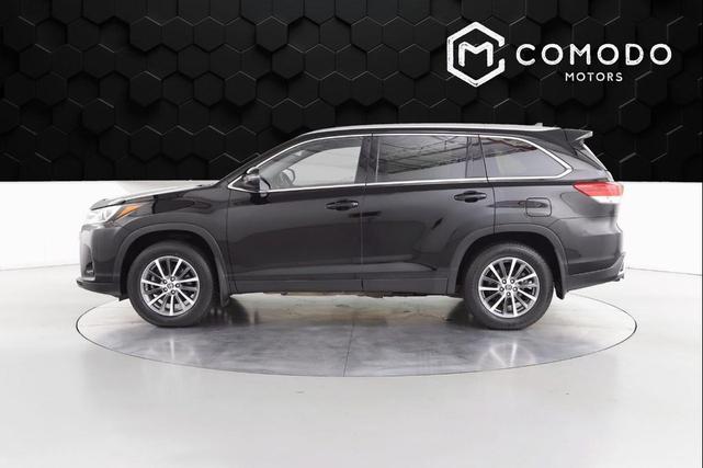 Photo of 2019 Midnight Black Metallic Toyota Highlander