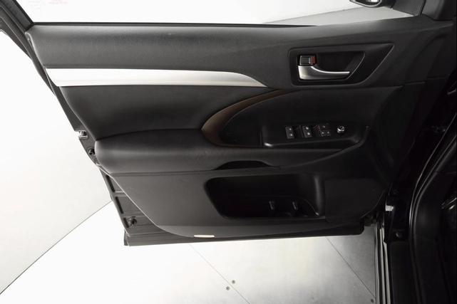 Photo of 2019 Midnight Black Metallic Toyota Highlander