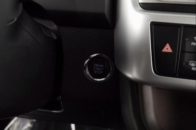 Photo of 2019 Midnight Black Metallic Toyota Highlander