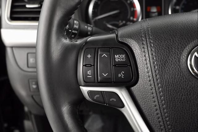 Photo of 2019 Midnight Black Metallic Toyota Highlander