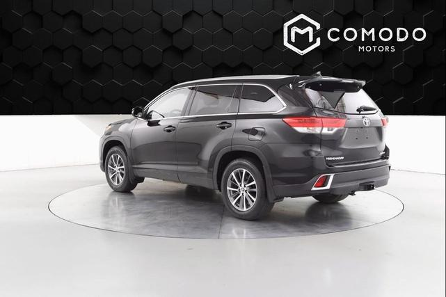 Photo of 2019 Midnight Black Metallic Toyota Highlander