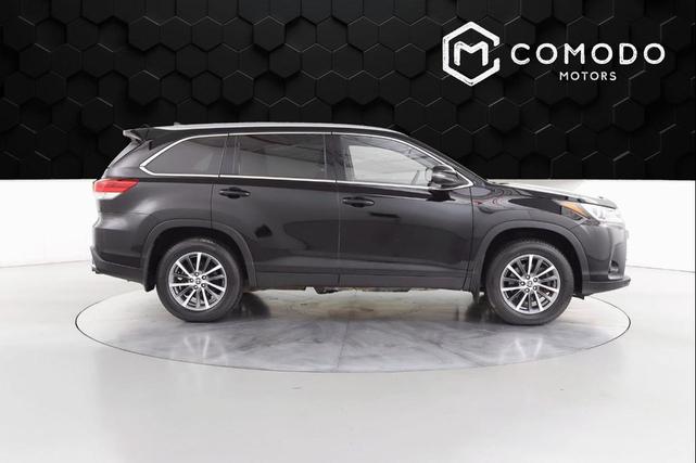 Photo of 2019 Midnight Black Metallic Toyota Highlander