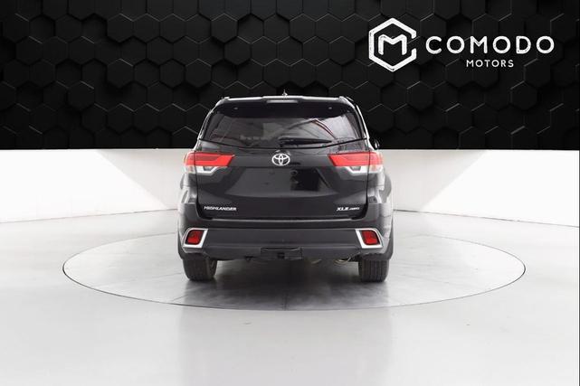 Photo of 2019 Midnight Black Metallic Toyota Highlander