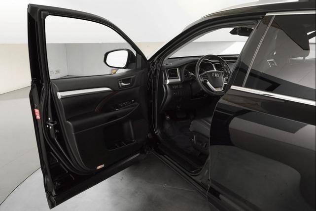 Photo of 2019 Midnight Black Metallic Toyota Highlander