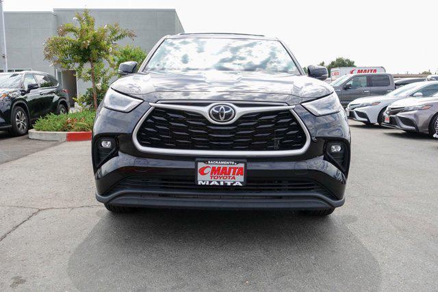 Photo of 2022 Midnight Black Metallic Toyota Highlander