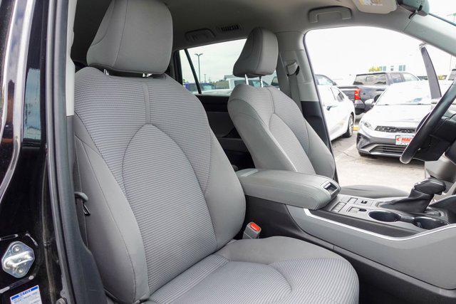 Photo of 2022 Midnight Black Metallic Toyota Highlander