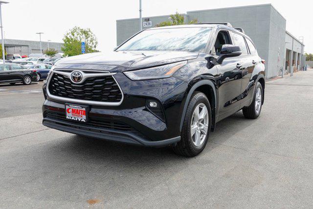 Photo of 2022 Midnight Black Metallic Toyota Highlander