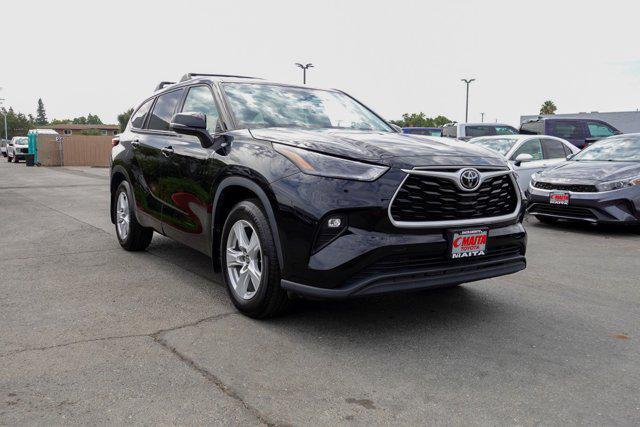 Photo of 2022 Midnight Black Metallic Toyota Highlander