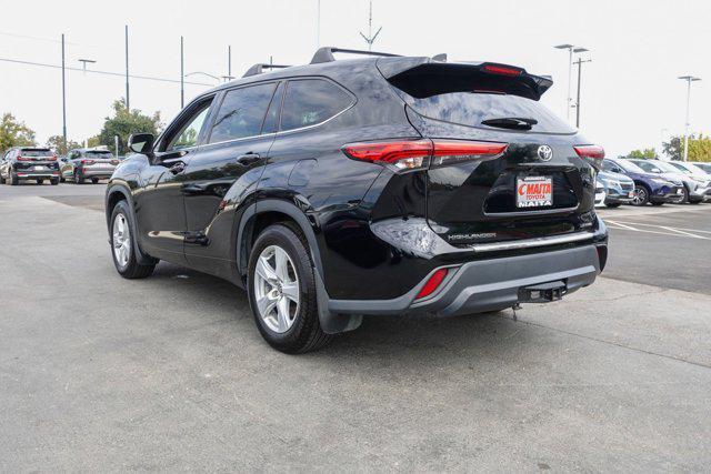 Photo of 2022 Midnight Black Metallic Toyota Highlander
