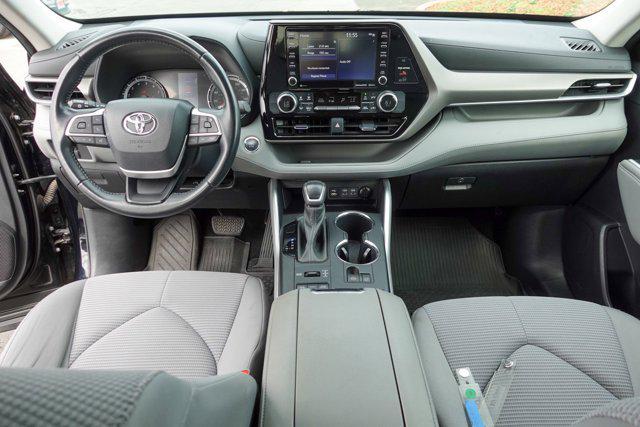 Photo of 2022 Midnight Black Metallic Toyota Highlander