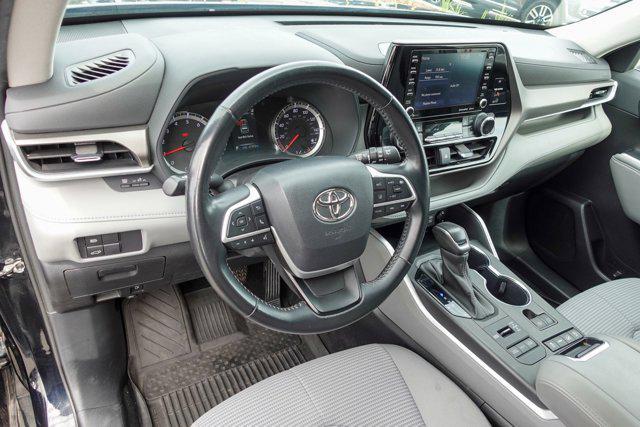 Photo of 2022 Midnight Black Metallic Toyota Highlander
