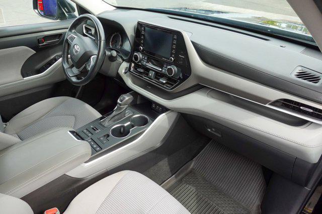 Photo of 2022 Midnight Black Metallic Toyota Highlander