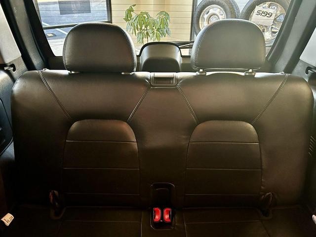 Photo of 2005 Black Clearcoat Ford Explorer