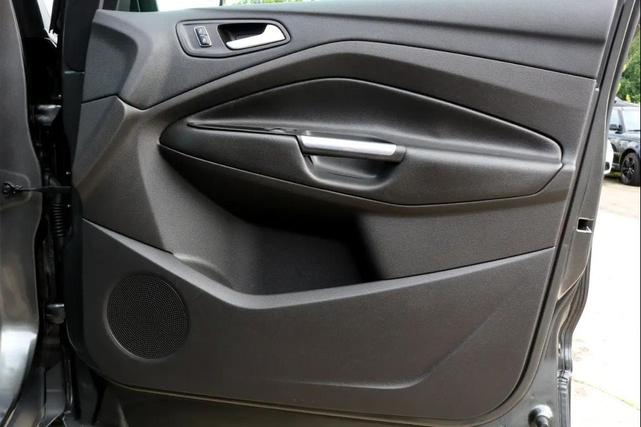 Photo of 2016 Gray Ford Escape