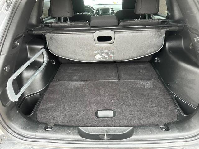 Photo of 2018 Billet Silver Metallic Clearcoat Jeep Cherokee
