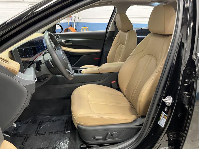 Photo of 2024 Onyx Black Hyundai SONATA Hybrid