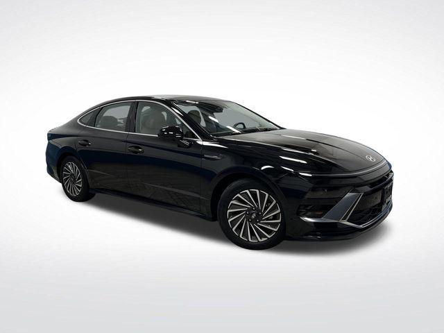 Photo of 2024 Onyx Black Hyundai SONATA Hybrid