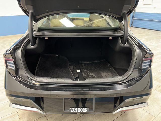 Photo of 2024 Onyx Black Hyundai SONATA Hybrid